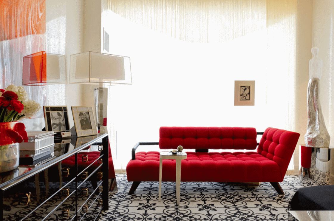 Гостиная с красным диваном